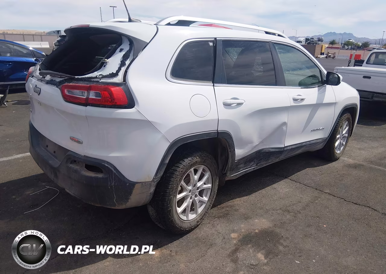 2018 Jeep Cherokee Latitude 4X4 VIN:1C4PJMCB3JD577969 - 4