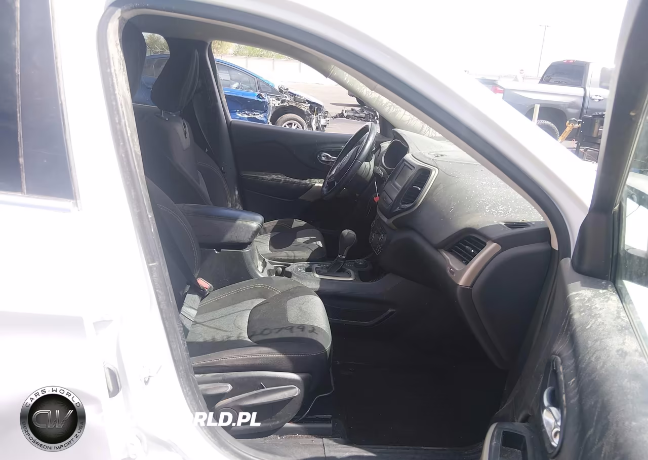 2018 Jeep Cherokee Latitude 4X4 VIN:1C4PJMCB3JD577969 - 5