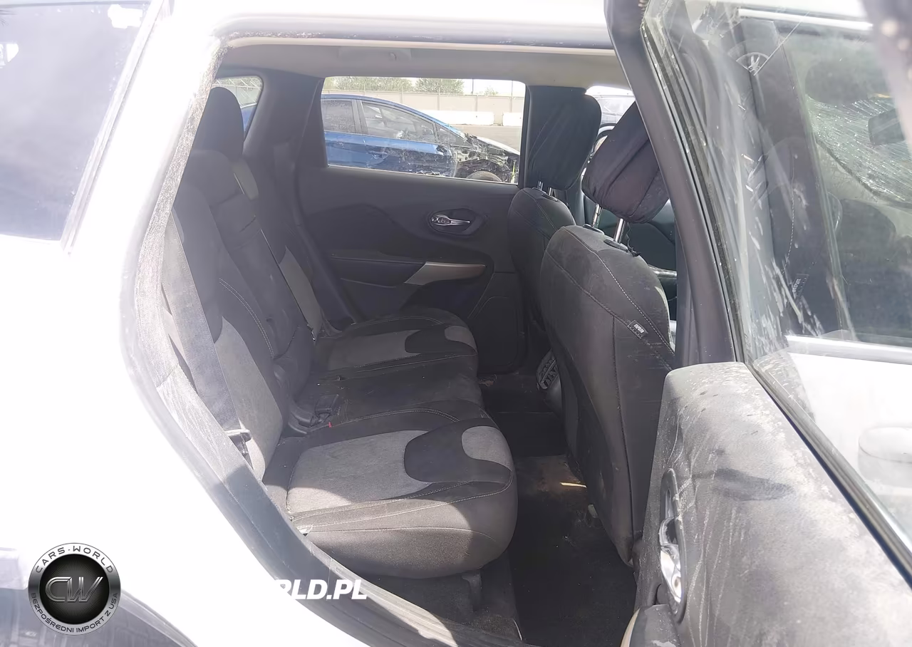 2018 Jeep Cherokee Latitude 4X4 VIN:1C4PJMCB3JD577969 - 8