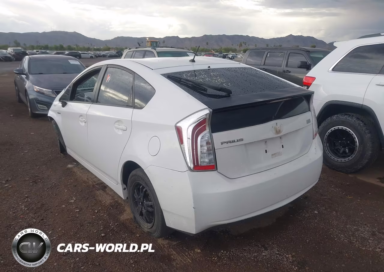 2013 Toyota Prius Two VIN:JTDKN3DU8D5645190 - 3