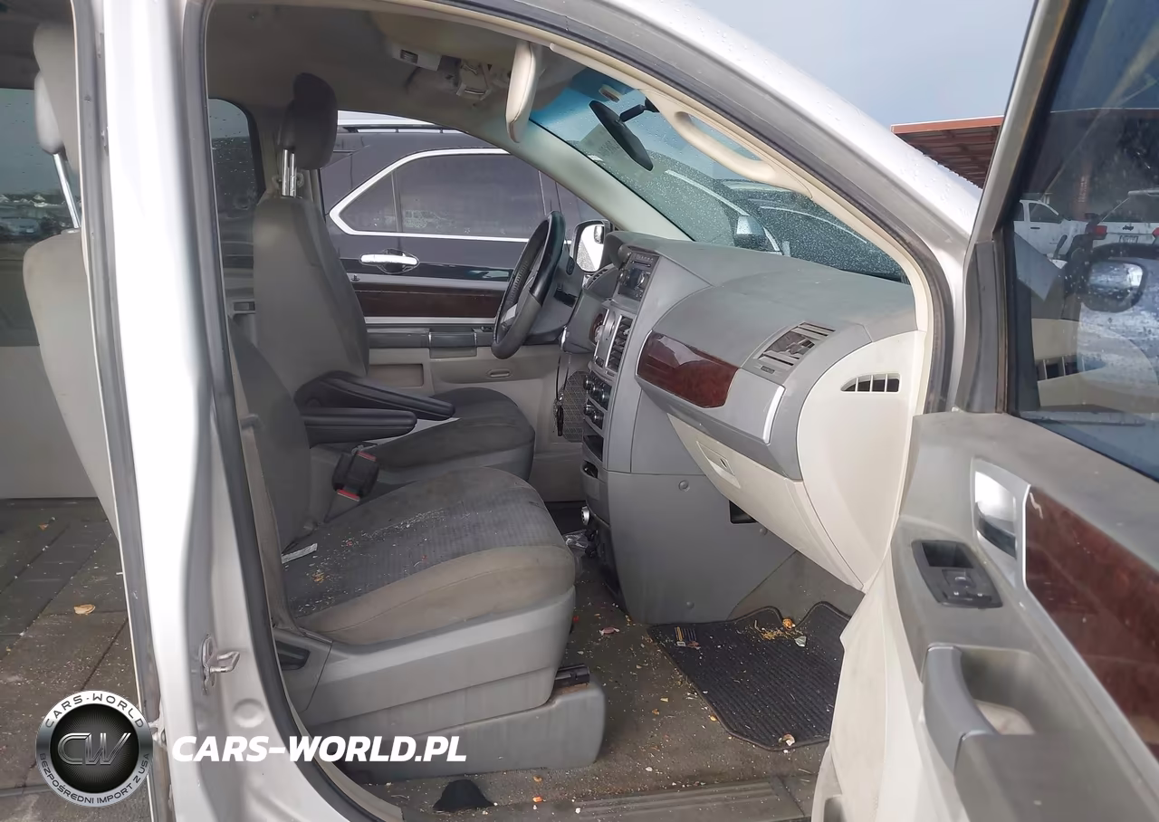 2010 Chrysler Town & Country Touring VIN:2A4RR5D12AR414069 - 5