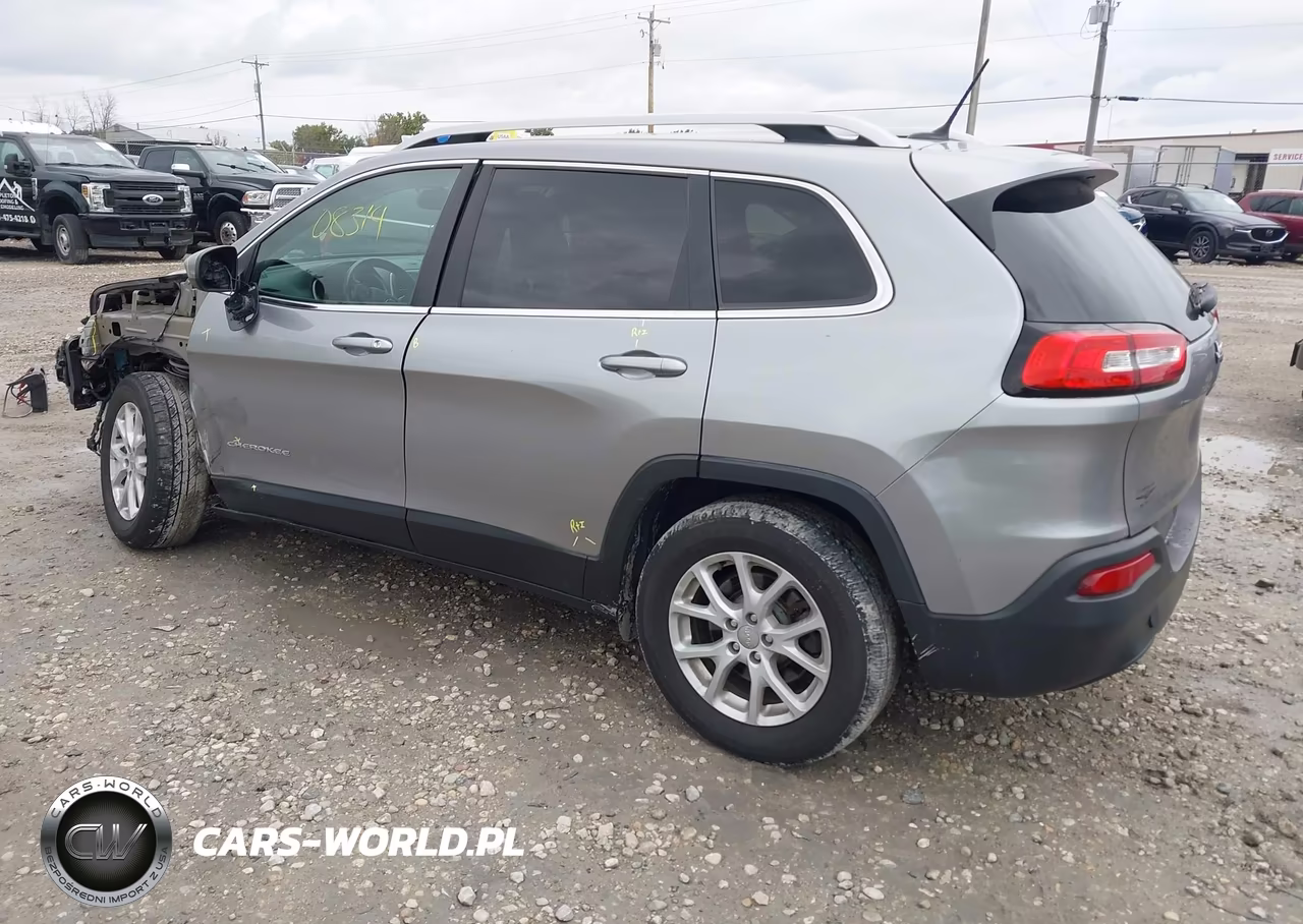 2018 Jeep Cherokee Latitude 4X4 VIN:1C4PJMCB9JD550565 - 3
