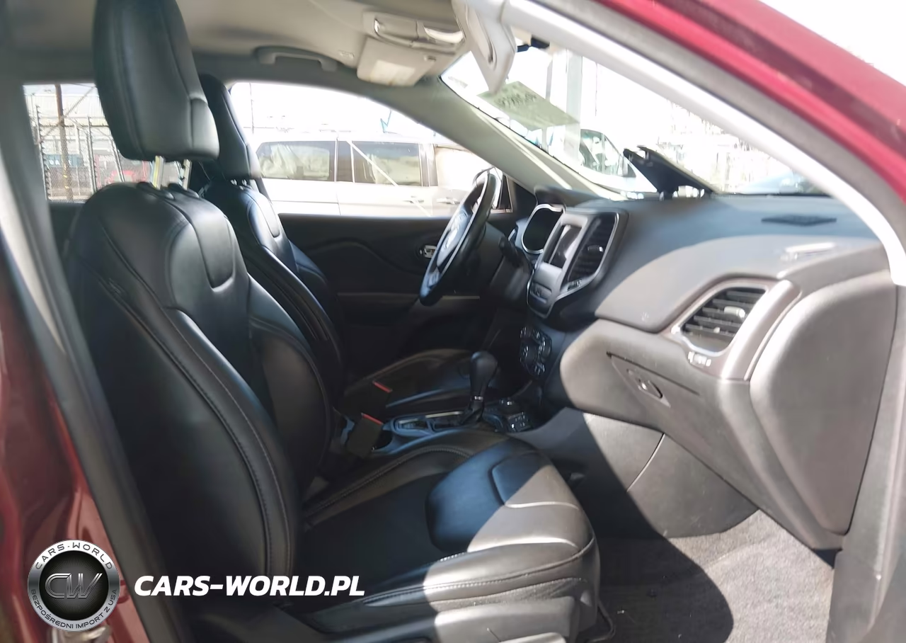 2019 Jeep Cherokee Latitude Plus 4X4 VIN:1C4PJMLXXKD236100 - 5