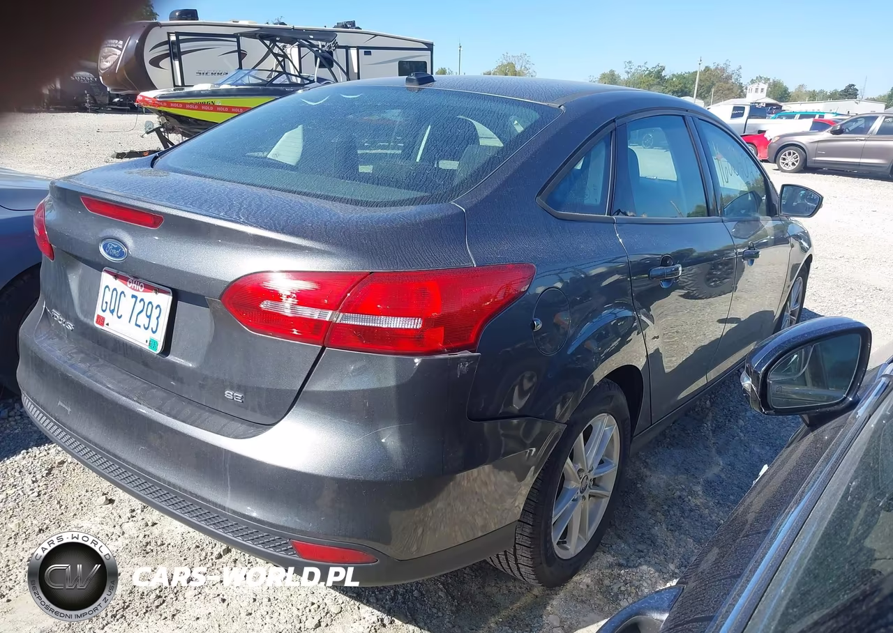 2018 Ford Focus Se VIN:1FADP3F26JL276860 - 4