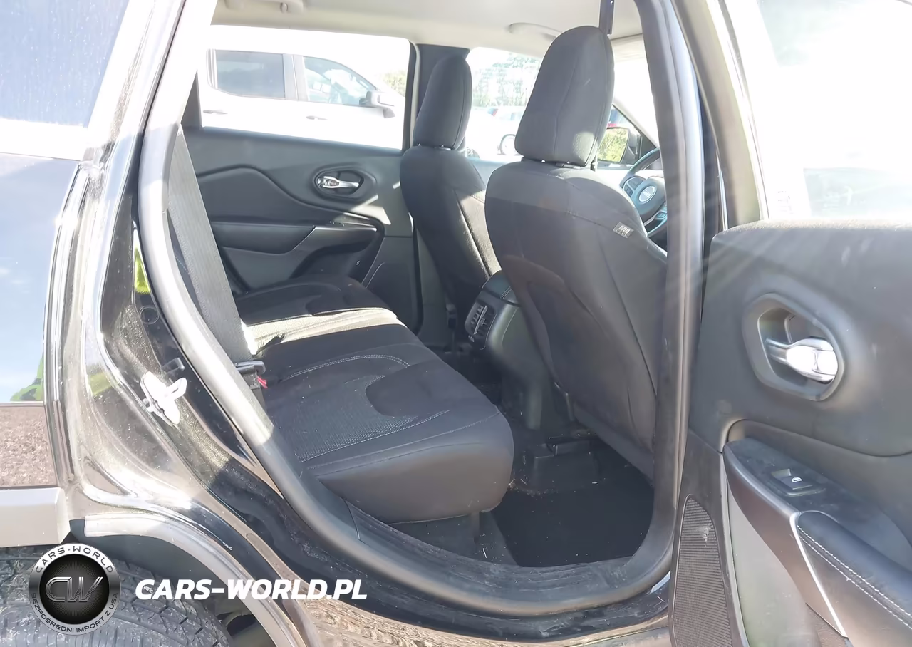 2019 Jeep Cherokee Latitude Fwd VIN:1C4PJLCX8KD313282 - 8