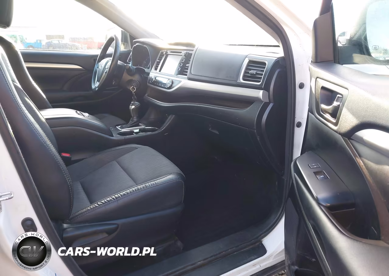 2018 Toyota Highlander Le VIN:5TDBZRFH7JS891757 - 17
