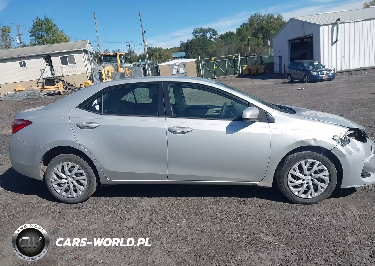 2018 Toyota Corolla Le VIN:5YFBURHE4JP809428 - 13
