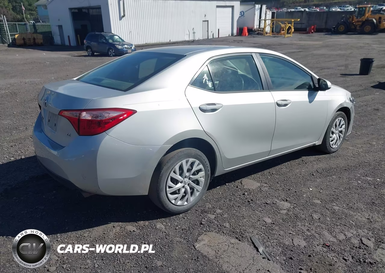 2018 Toyota Corolla Le VIN:5YFBURHE4JP809428 - 4