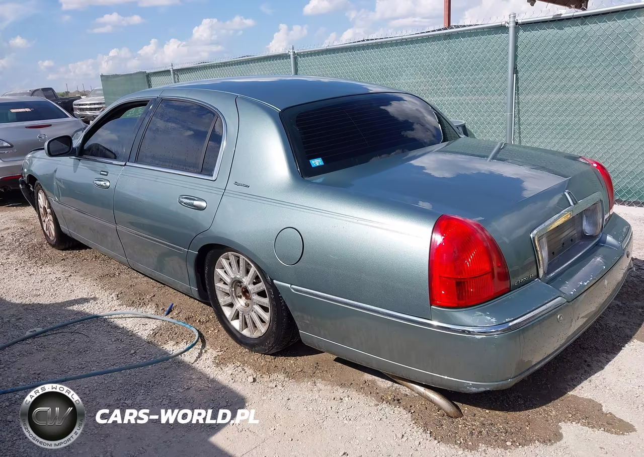 2004 Lincoln Town Car Signature VIN:1LNHM81W84Y629131 - 3