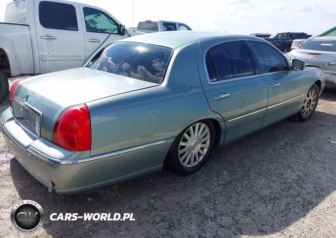 2004 Lincoln Town Car Signature VIN:1LNHM81W84Y629131 - 4