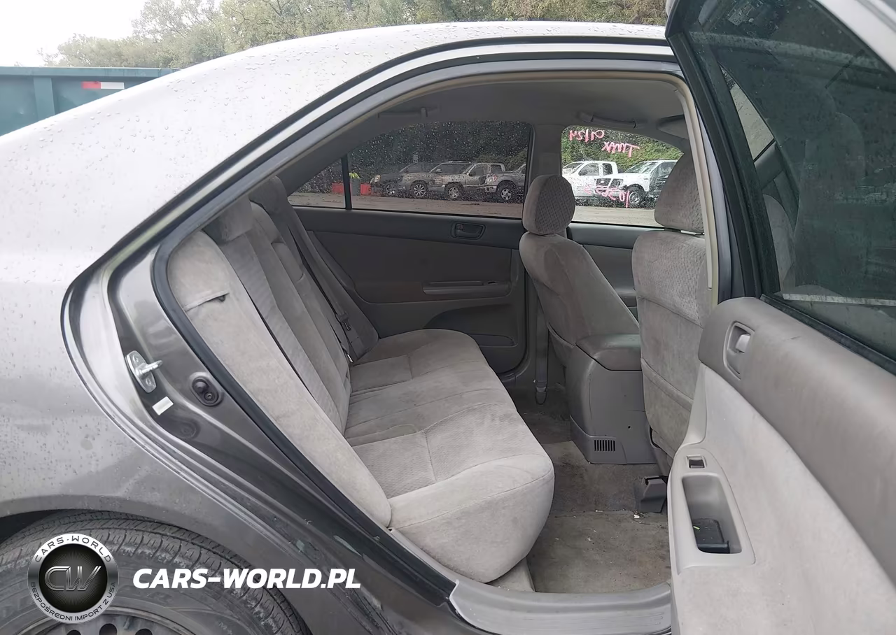 2002 Toyota Camry Le VIN:JTDBE32K320103653 - 8