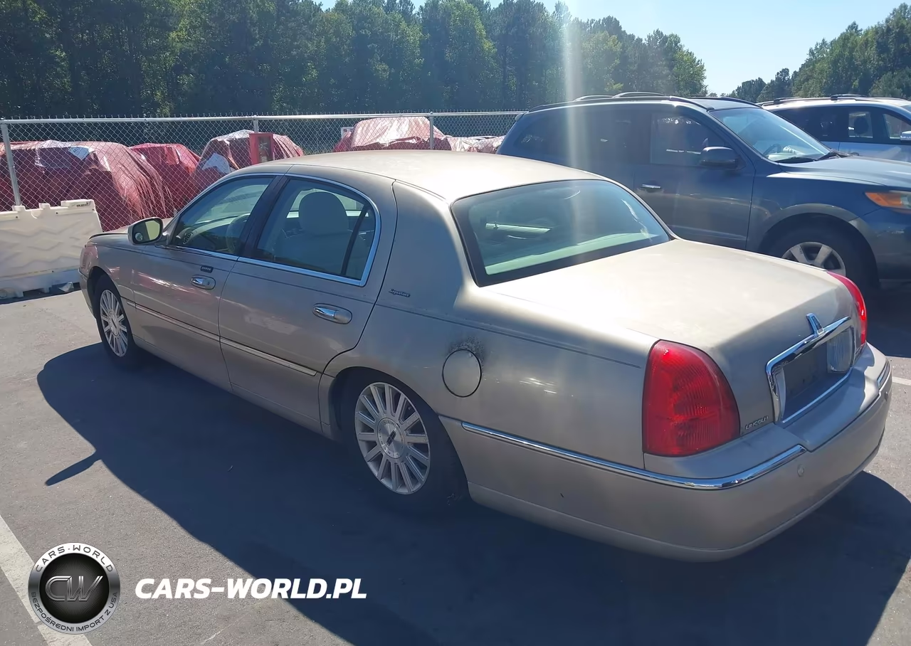 2004 Lincoln Town Car Signature VIN:1LNHM81W84Y672240 - 3