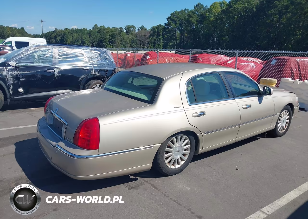 2004 Lincoln Town Car Signature VIN:1LNHM81W84Y672240 - 4