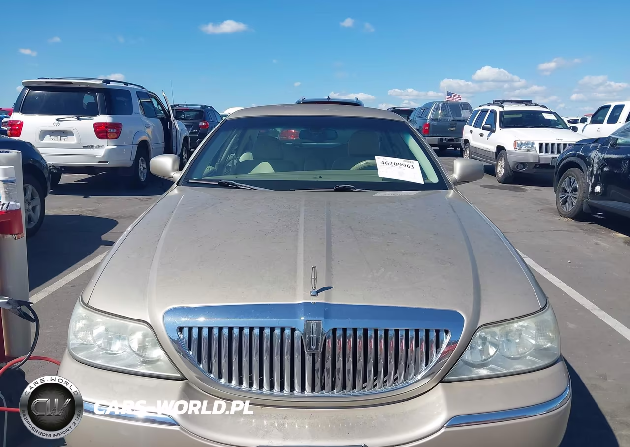 2004 Lincoln Town Car Signature VIN:1LNHM81W84Y672240 - 6