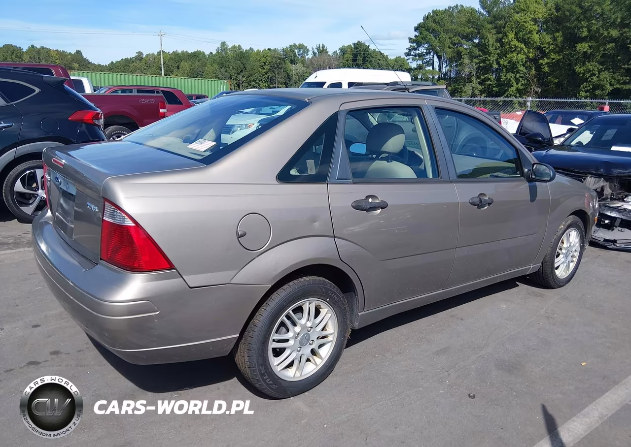 2005 Ford Focus Zx4 VIN:1FAFP34NX5W313824 - 4