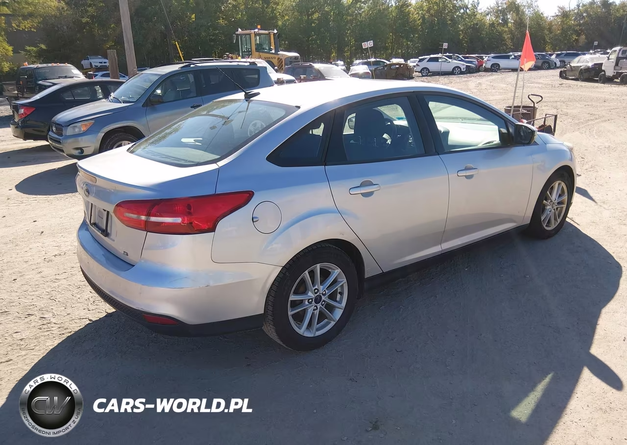 2015 Ford Focus Se VIN:1FADP3F29FL316324 - 4