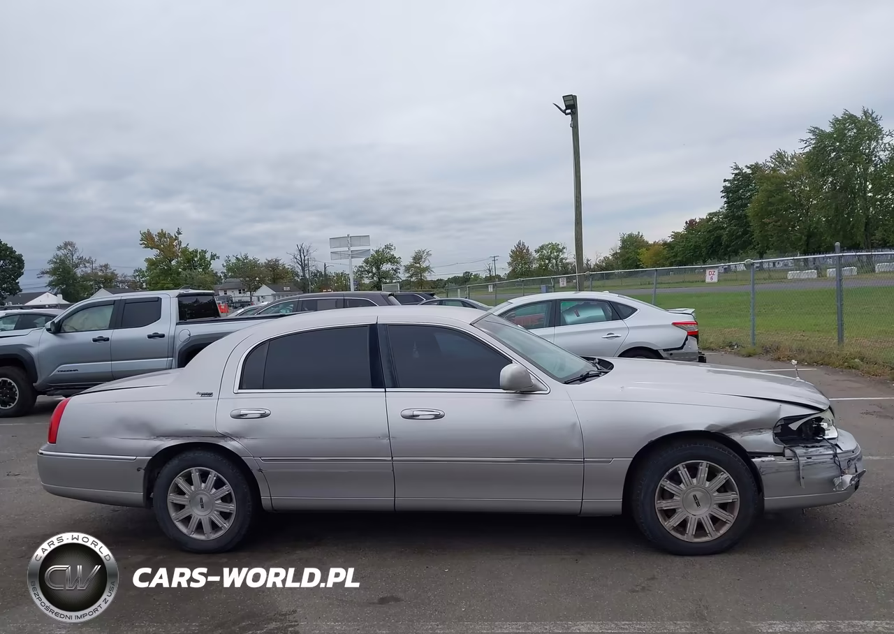 2011 Lincoln Town Car Signature Limited VIN:2LNBL8CV8BX753135 - 13