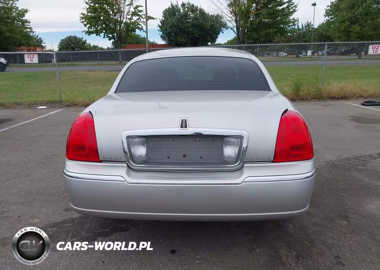 2011 Lincoln Town Car Signature Limited VIN:2LNBL8CV8BX753135 - 16