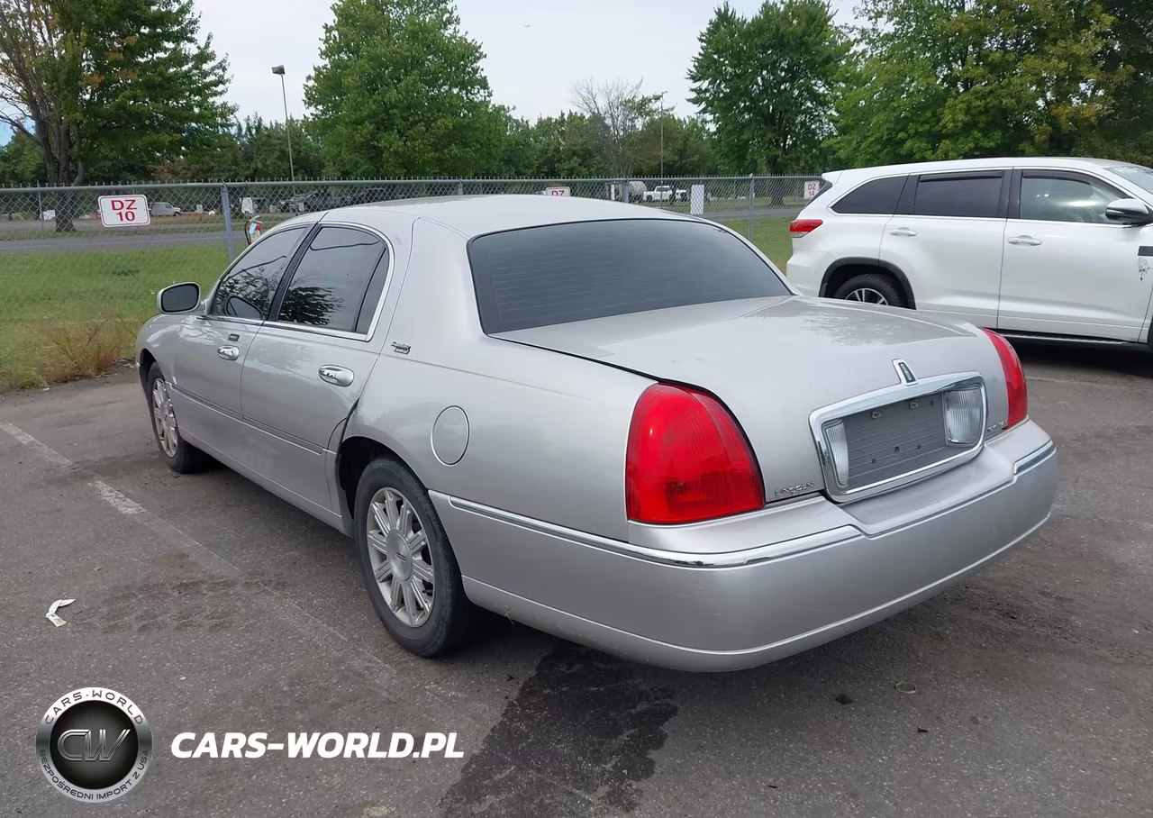 2011 Lincoln Town Car Signature Limited VIN:2LNBL8CV8BX753135 - 3