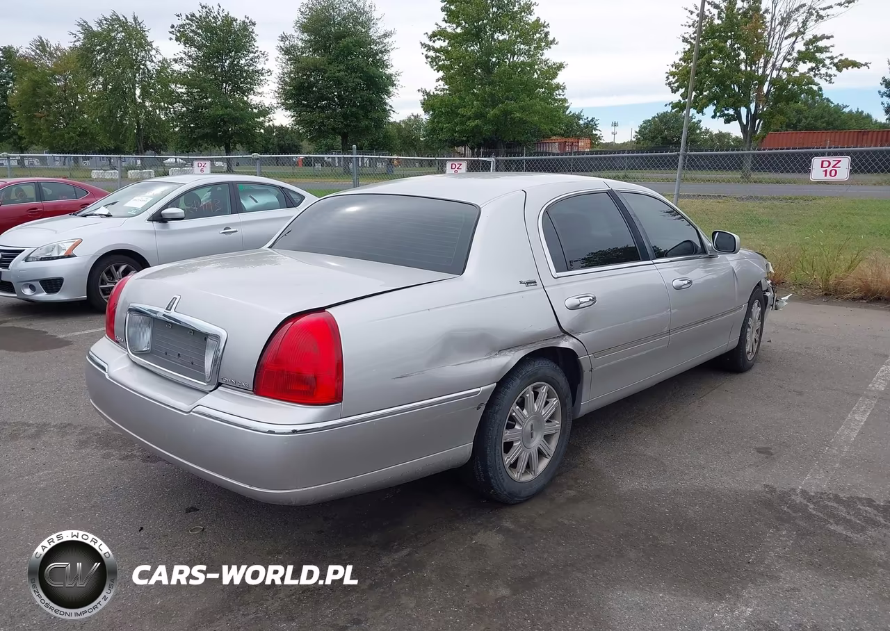 2011 Lincoln Town Car Signature Limited VIN:2LNBL8CV8BX753135 - 4