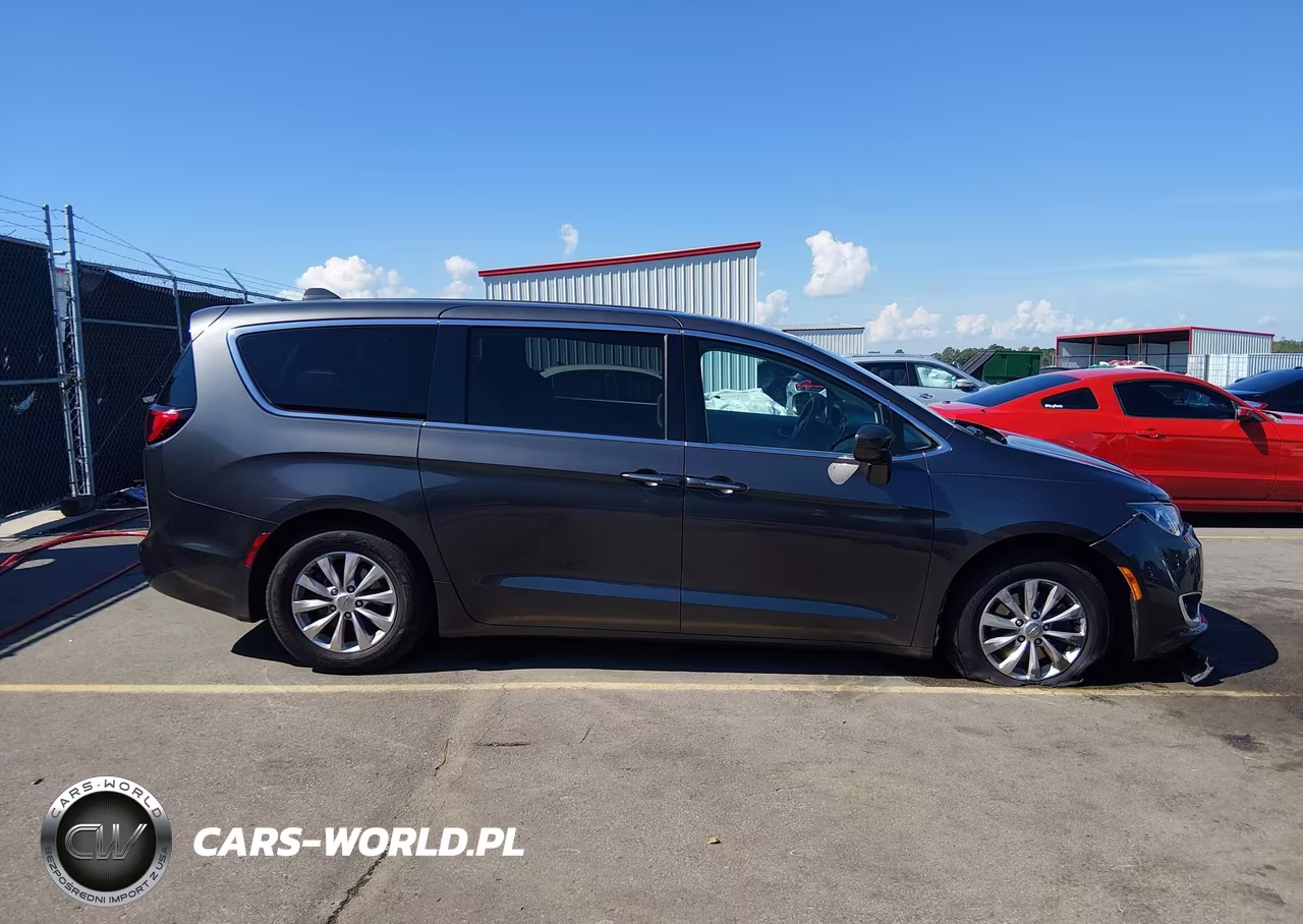 2018 Chrysler Pacifica Touring Plus VIN:2C4RC1FG6JR279177 - 13