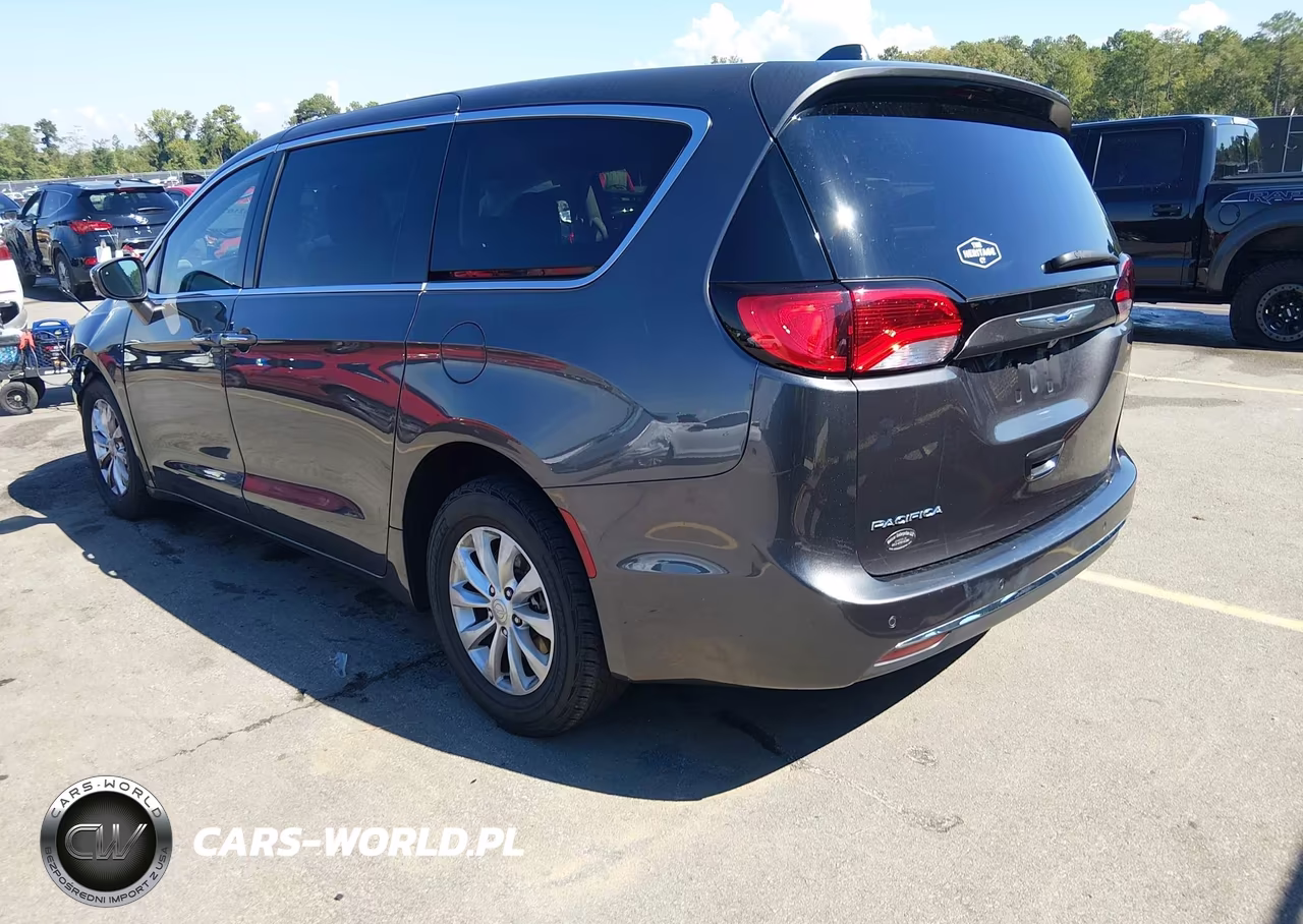 2018 Chrysler Pacifica Touring Plus VIN:2C4RC1FG6JR279177 - 3