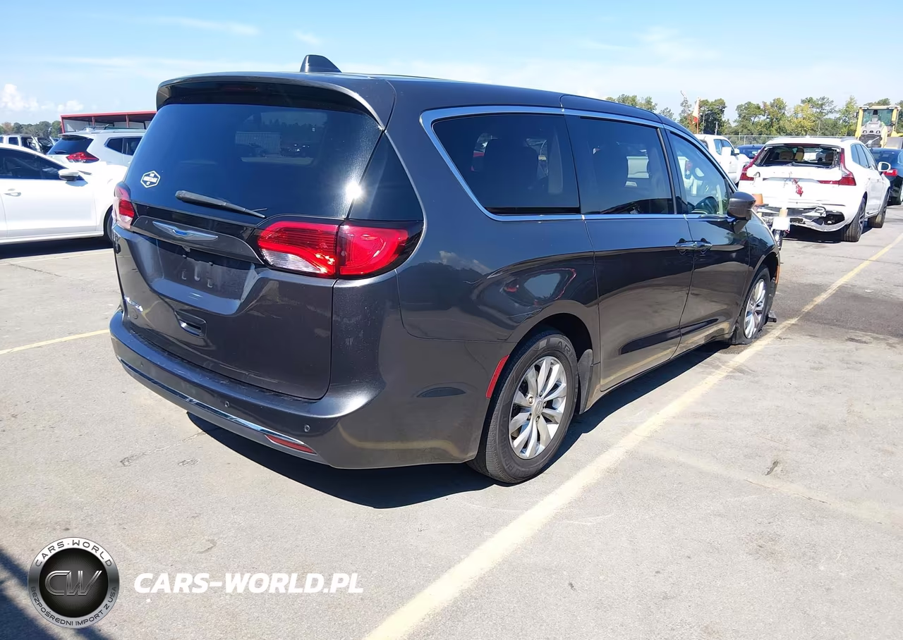 2018 Chrysler Pacifica Touring Plus VIN:2C4RC1FG6JR279177 - 4