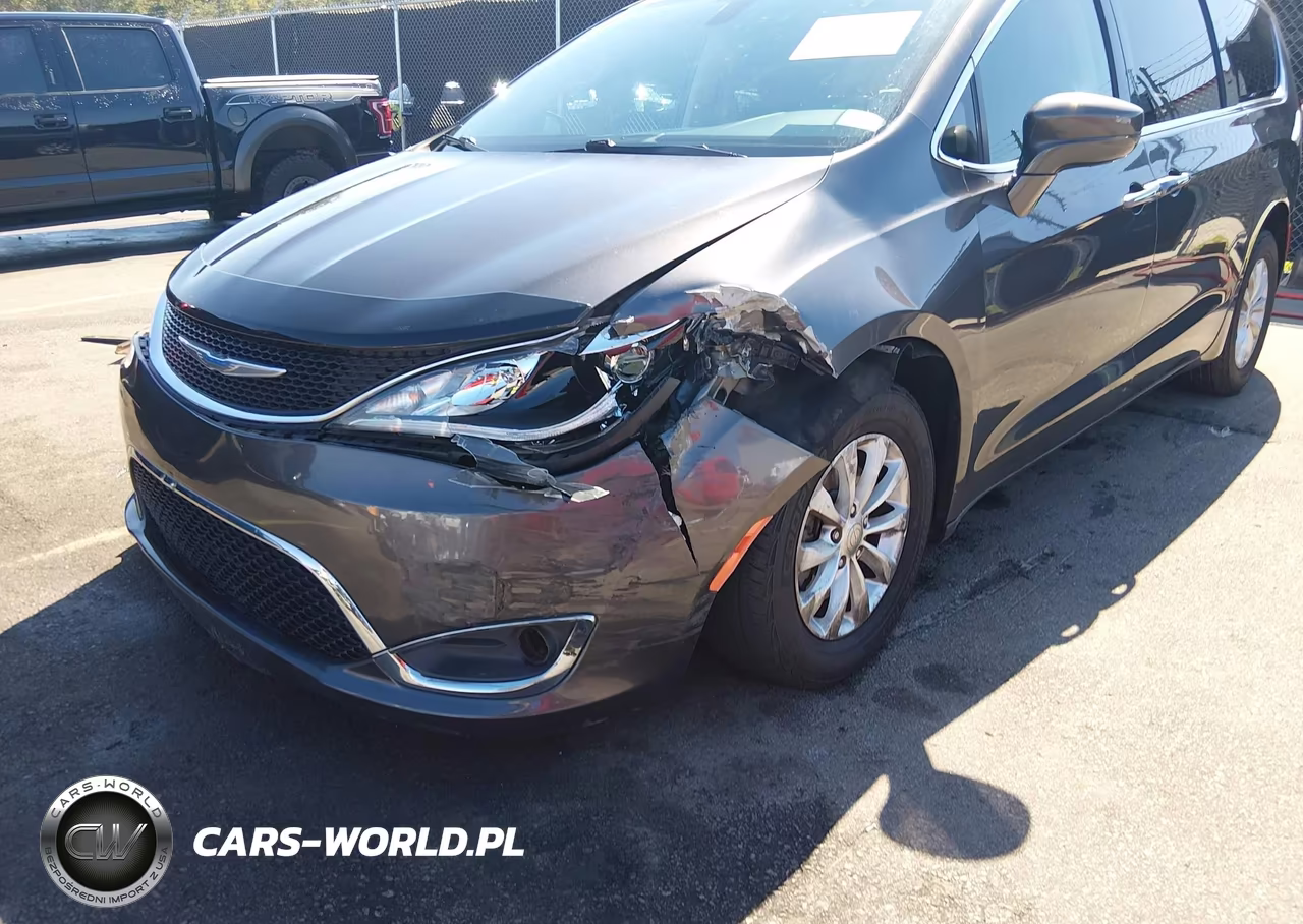 2018 Chrysler Pacifica Touring Plus VIN:2C4RC1FG6JR279177 - 6