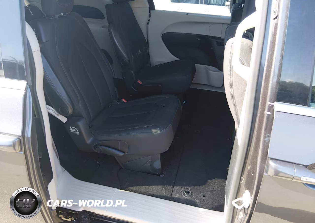 2018 Chrysler Pacifica Touring Plus VIN:2C4RC1FG6JR279177 - 8