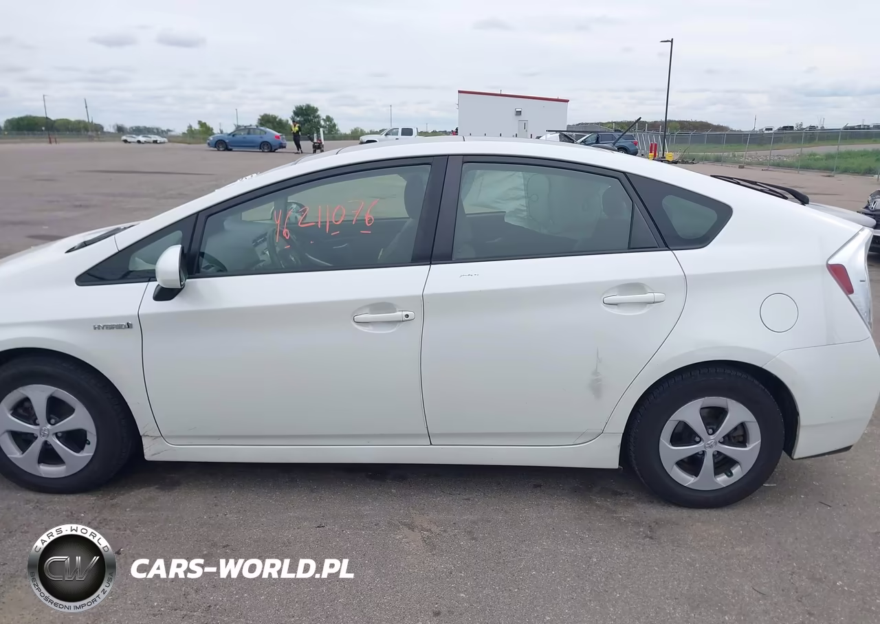 2014 Toyota Prius Three VIN:JTDKN3DU8E1755553 - 15