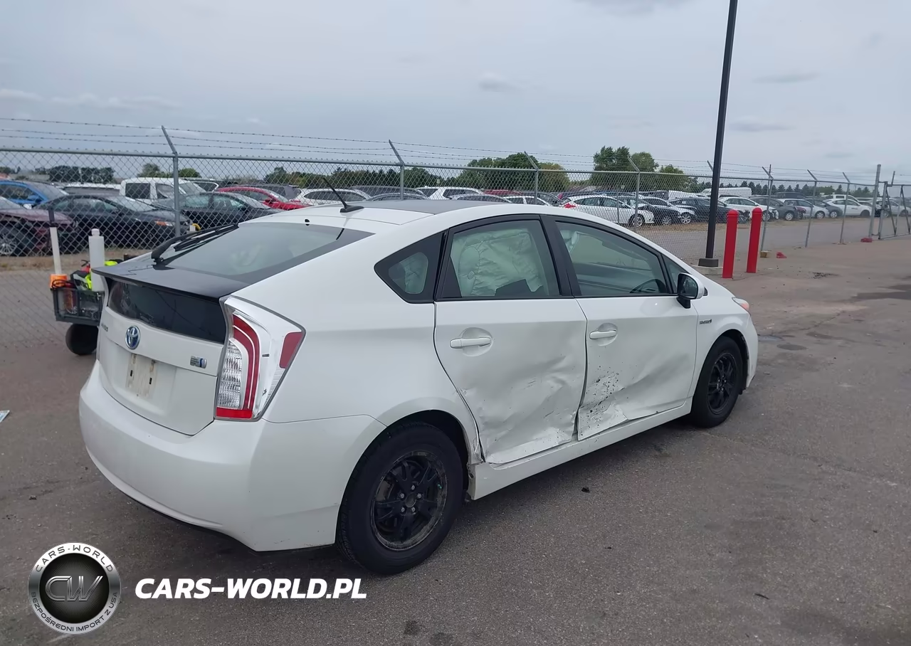 2014 Toyota Prius Three VIN:JTDKN3DU8E1755553 - 4