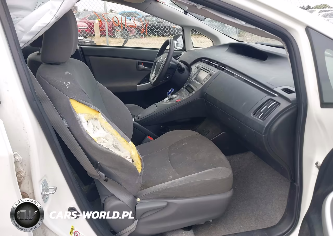 2014 Toyota Prius Three VIN:JTDKN3DU8E1755553 - 5