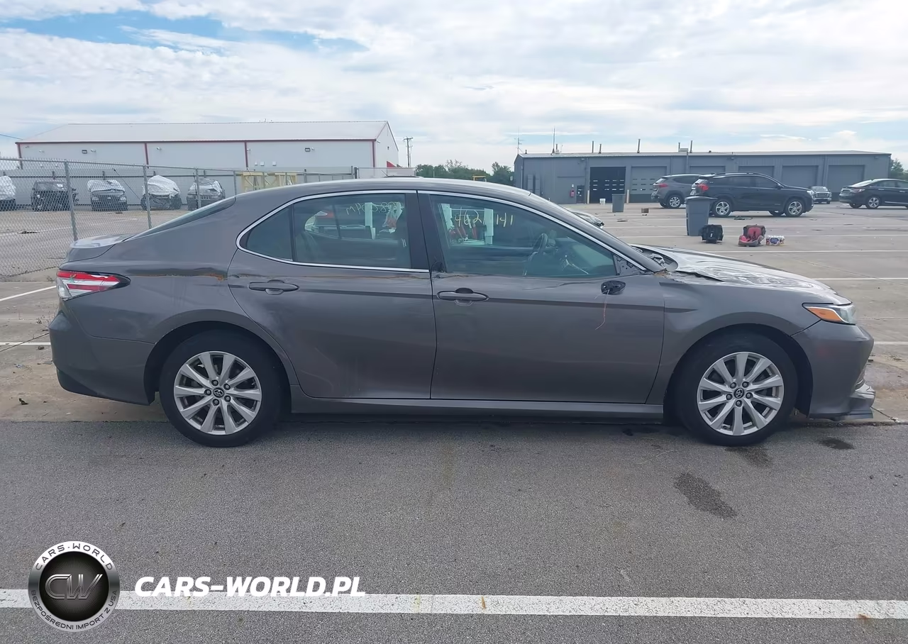 2018 Toyota Camry Le VIN:4T1B11HK3JU637794 - 13