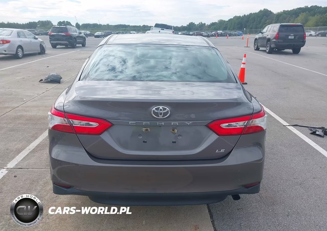 2018 Toyota Camry Le VIN:4T1B11HK3JU637794 - 16