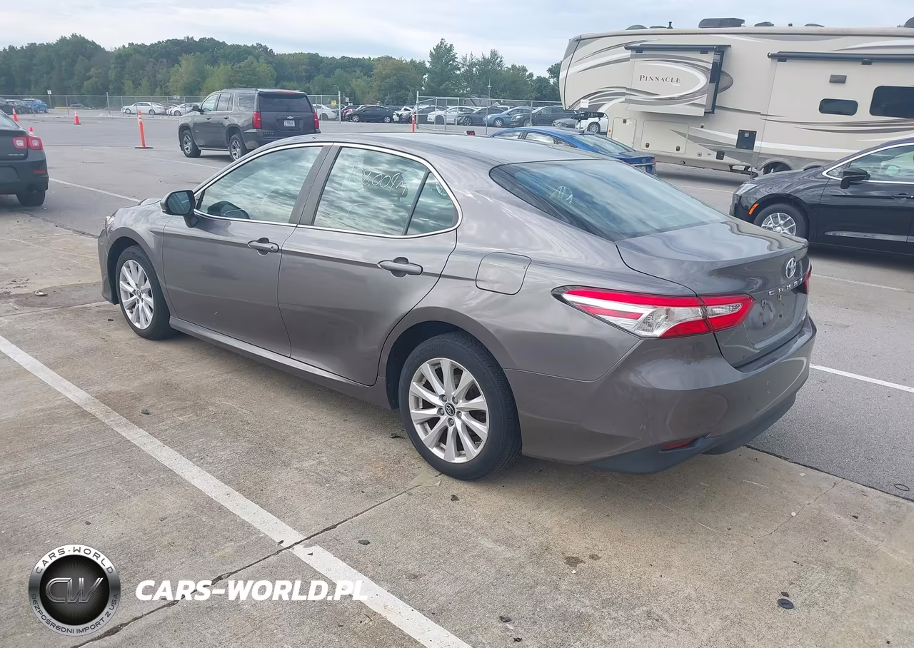 2018 Toyota Camry Le VIN:4T1B11HK3JU637794 - 3