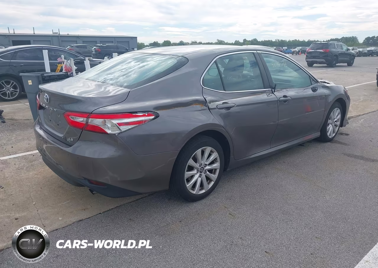 2018 Toyota Camry Le VIN:4T1B11HK3JU637794 - 4