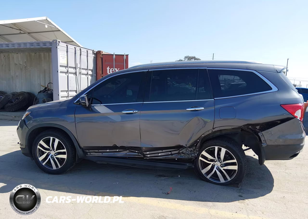 2018 Honda Pilot Touring VIN:5FNYF5H92JB004197 - 17
