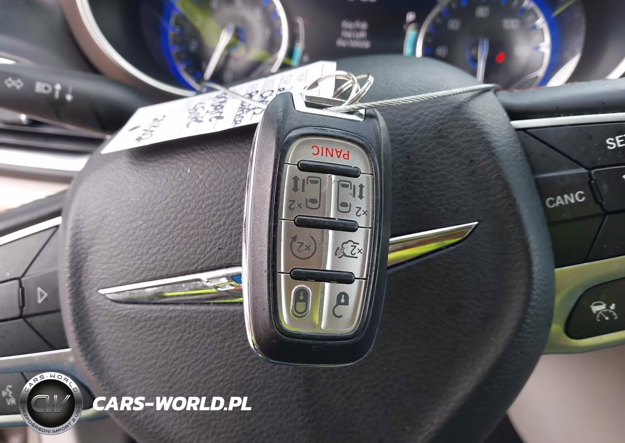 2017 Chrysler Pacifica Touring-L Plus VIN:2C4RC1EGXHR537275 - 11