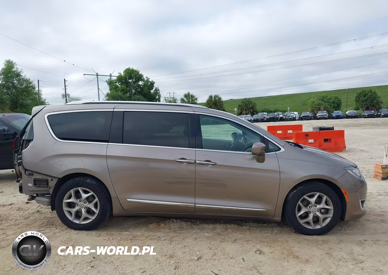 2017 Chrysler Pacifica Touring-L Plus VIN:2C4RC1EGXHR537275 - 14