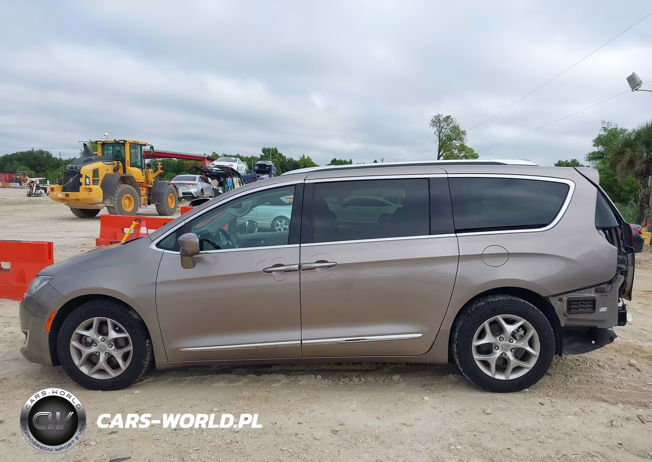 2017 Chrysler Pacifica Touring-L Plus VIN:2C4RC1EGXHR537275 - 15