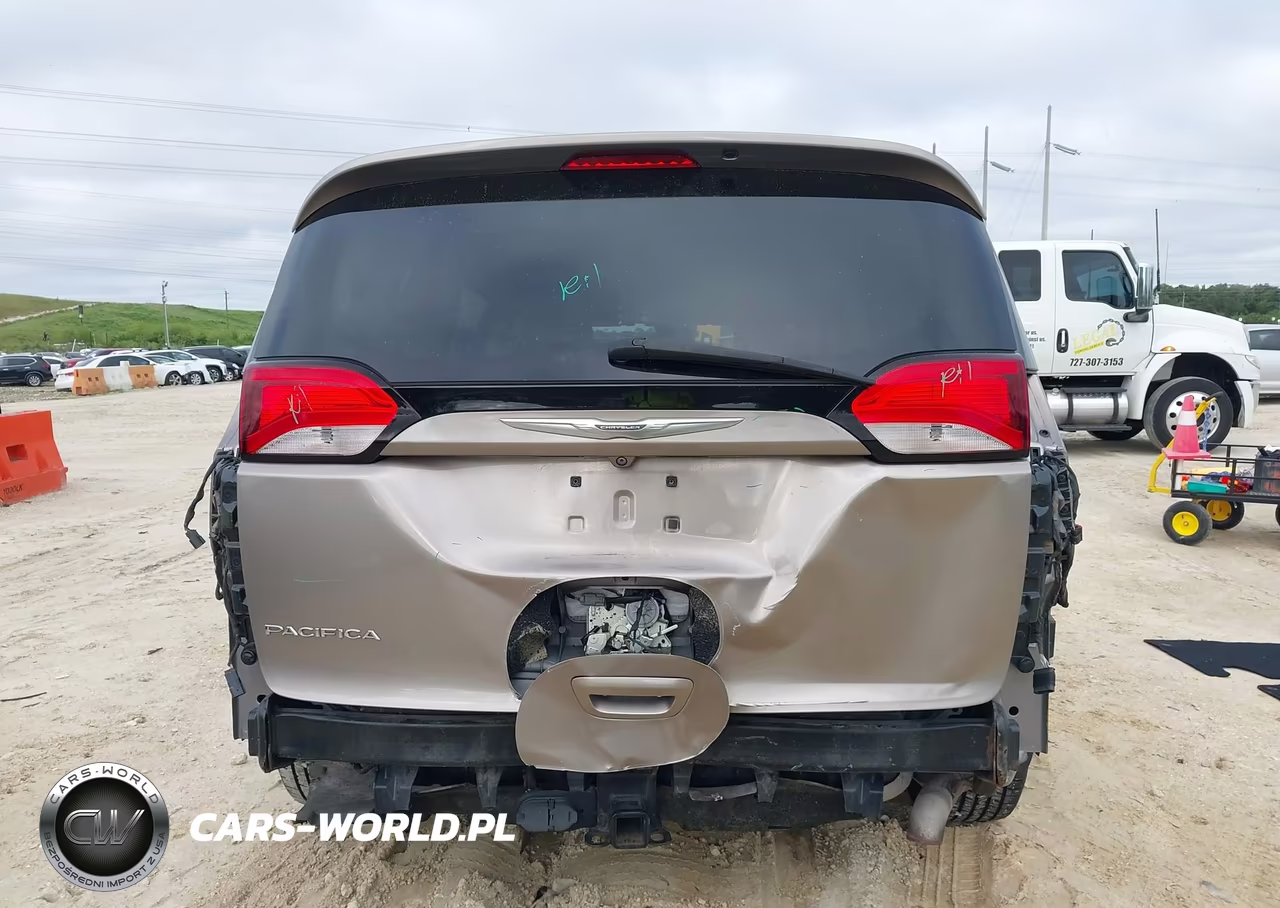 2017 Chrysler Pacifica Touring-L Plus VIN:2C4RC1EGXHR537275 - 17