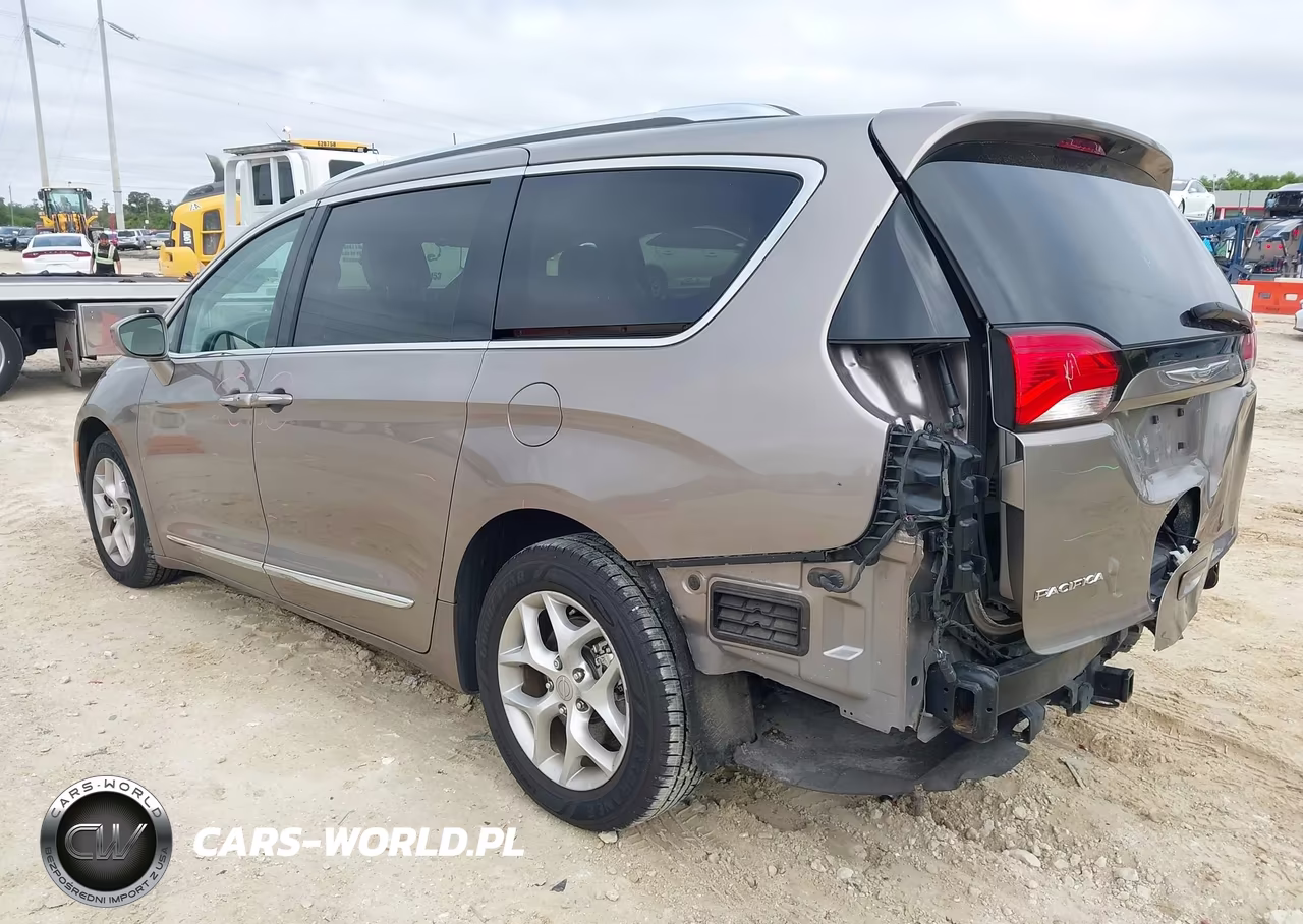 2017 Chrysler Pacifica Touring-L Plus VIN:2C4RC1EGXHR537275 - 3
