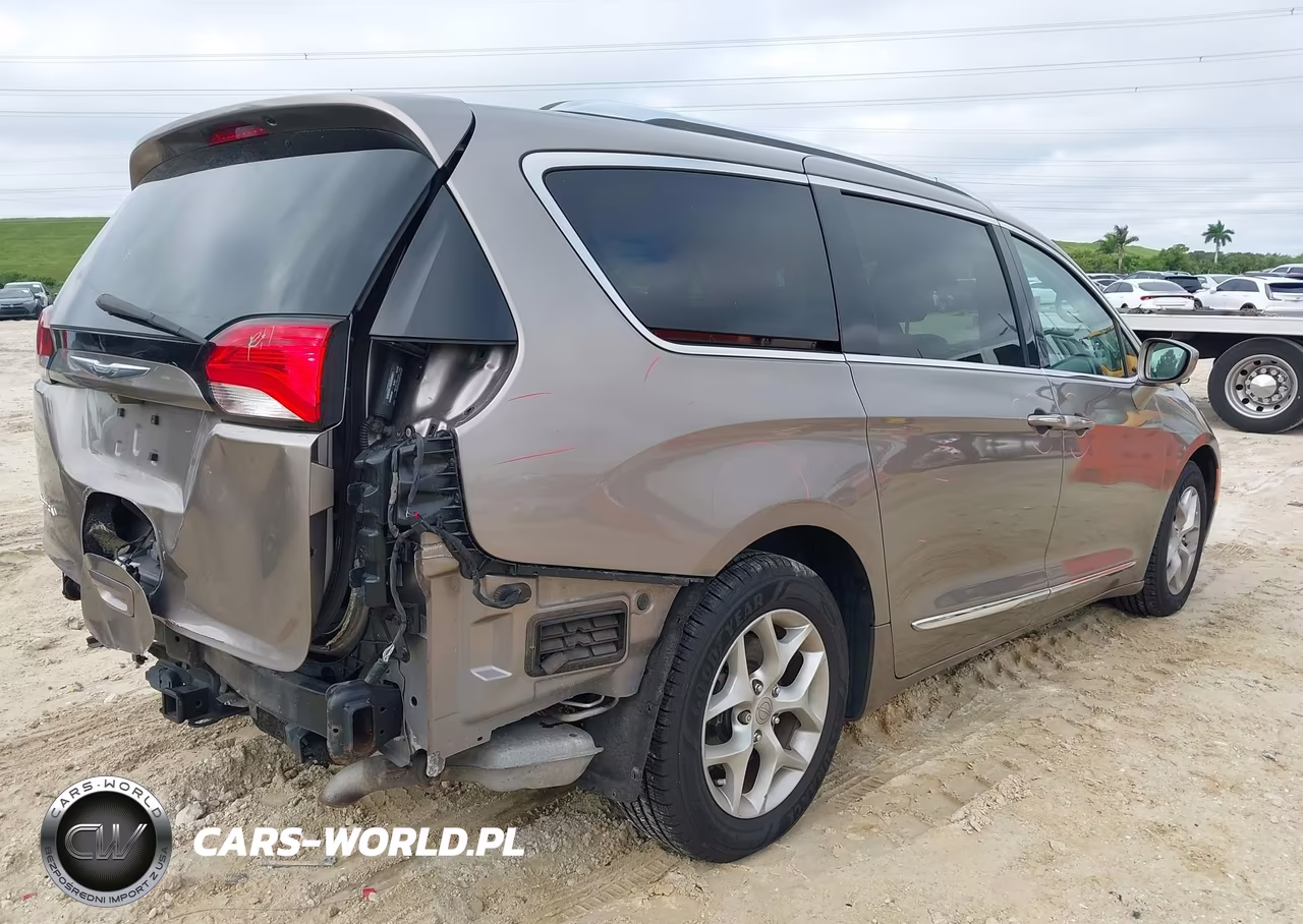 2017 Chrysler Pacifica Touring-L Plus VIN:2C4RC1EGXHR537275 - 4