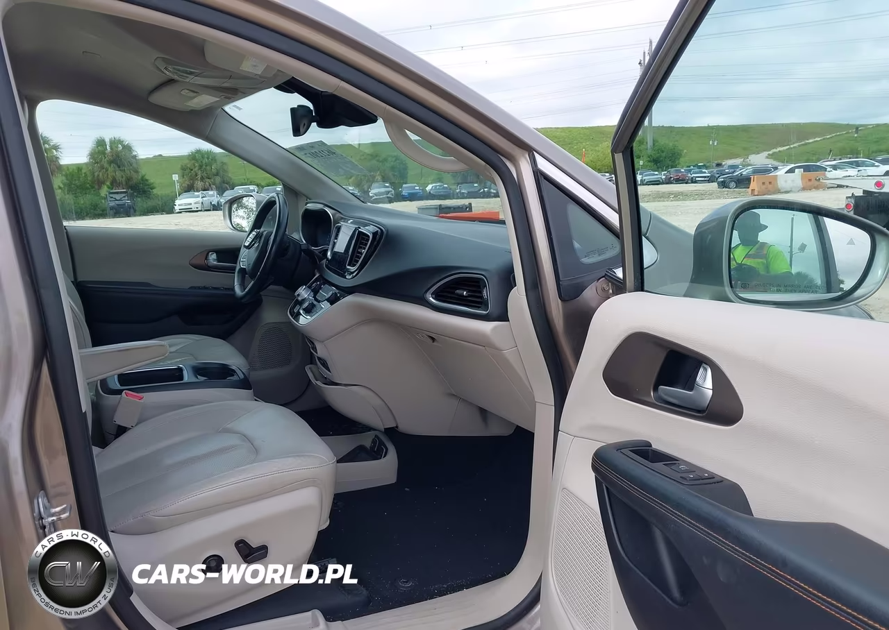 2017 Chrysler Pacifica Touring-L Plus VIN:2C4RC1EGXHR537275 - 5