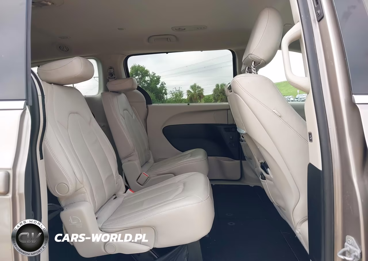 2017 Chrysler Pacifica Touring-L Plus VIN:2C4RC1EGXHR537275 - 8