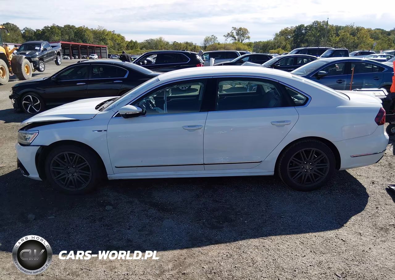 2017 Volkswagen Passat 1.8T R-Line VIN:1VWDT7A3XHC084703 - 14