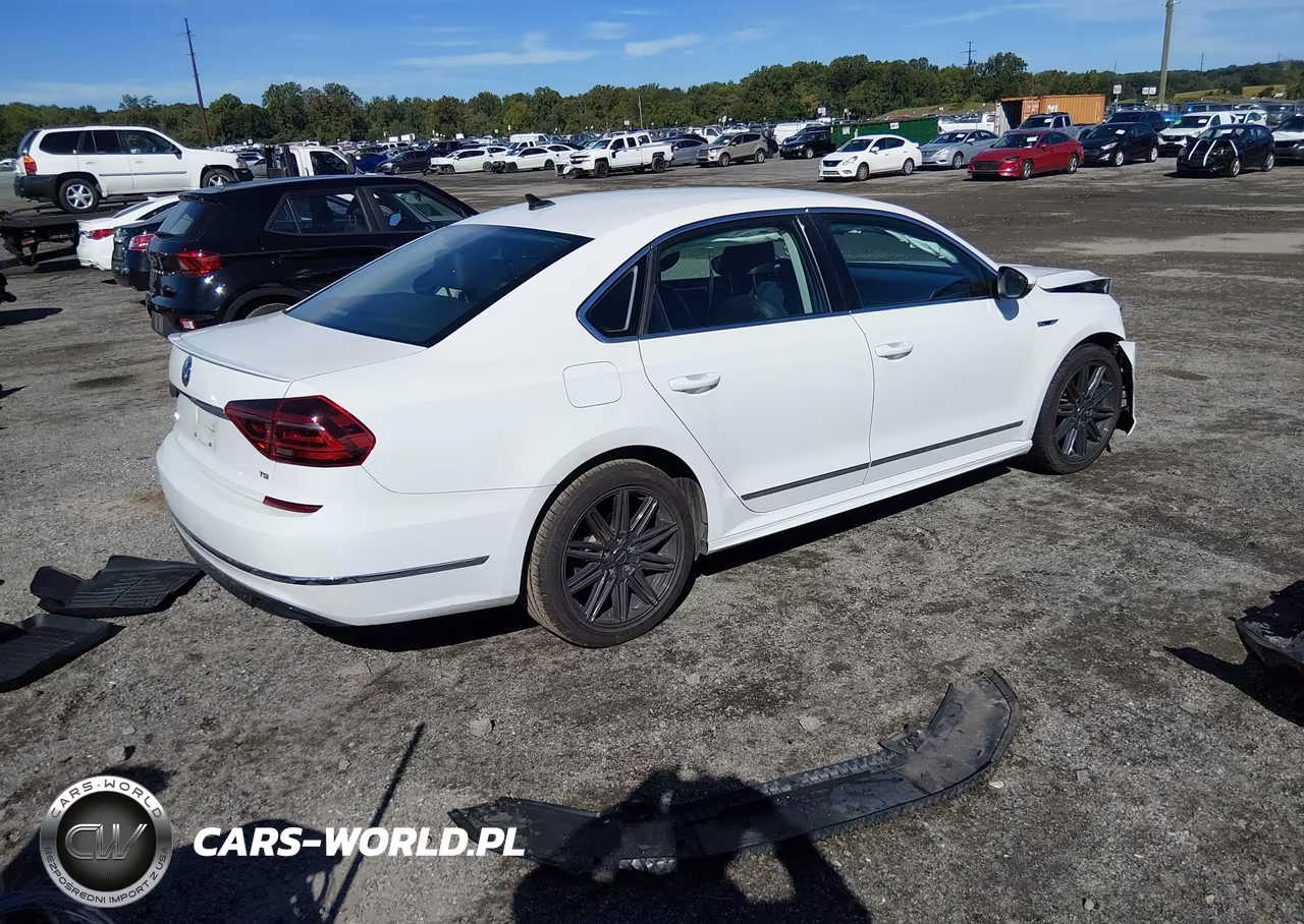 2017 Volkswagen Passat 1.8T R-Line VIN:1VWDT7A3XHC084703 - 4
