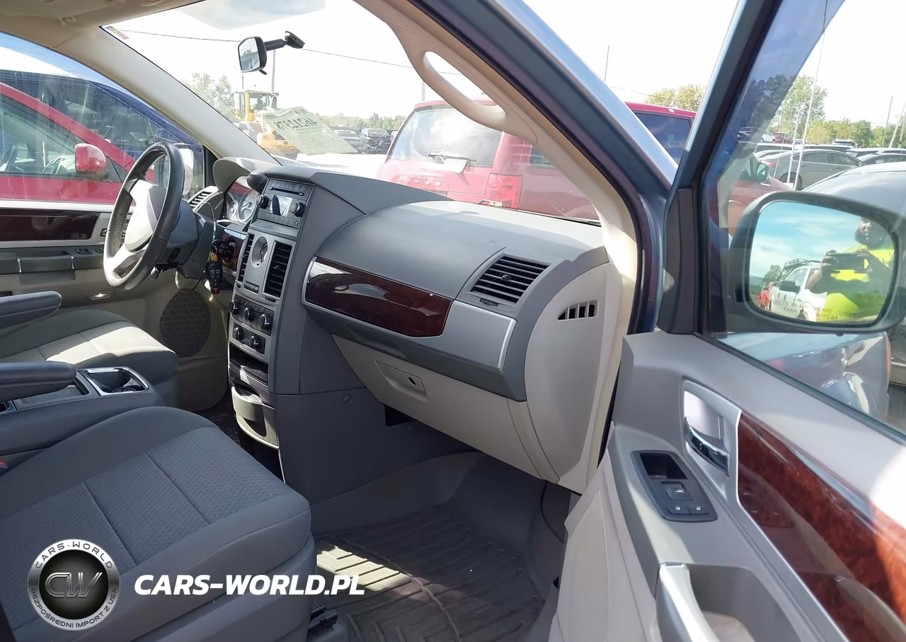 2010 Chrysler Town & Country Touring VIN:2A4RR5D15AR143167 - 5