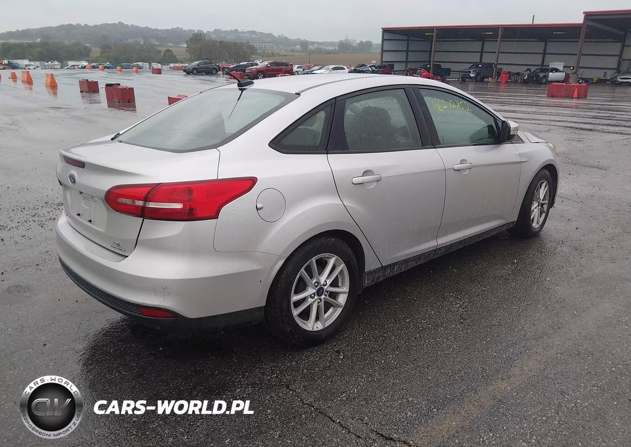 2015 Ford Focus Se VIN:1FADP3F28FL204436 - 4