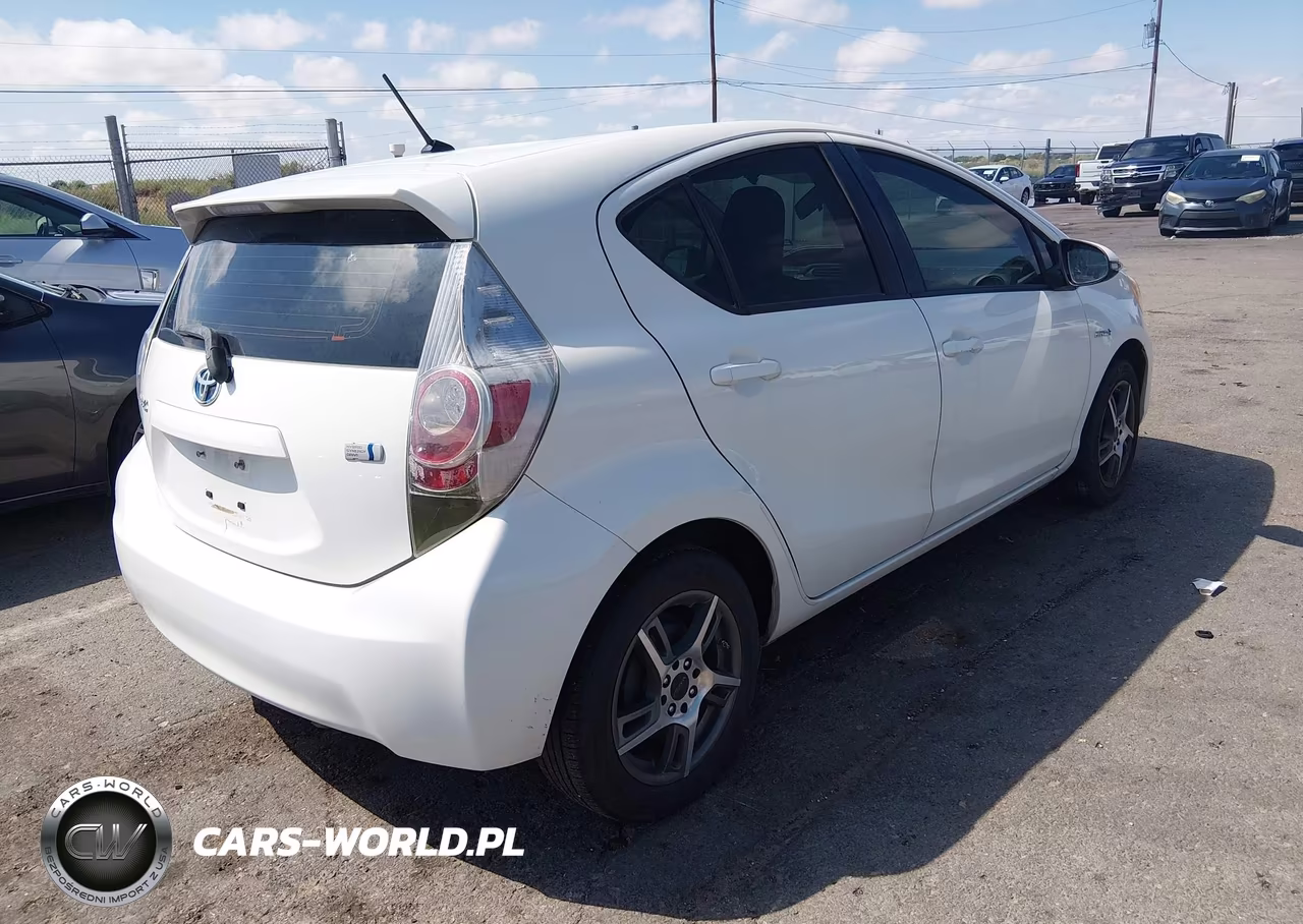 2014 Toyota Prius C One VIN:JTDKDTB39E1074735 - 4